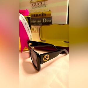 🌟6/13 SALE! Authentic Gently Used Gucci square logo sunglasses with case❤️